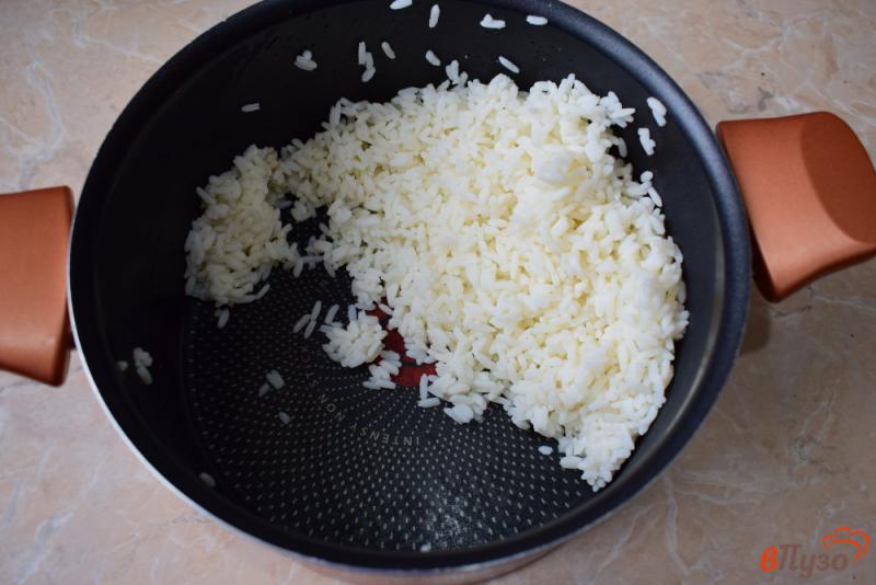 Фото приготовление рецепта: Рисовый салат с кукурузой и крабовыми палочками шаг №1