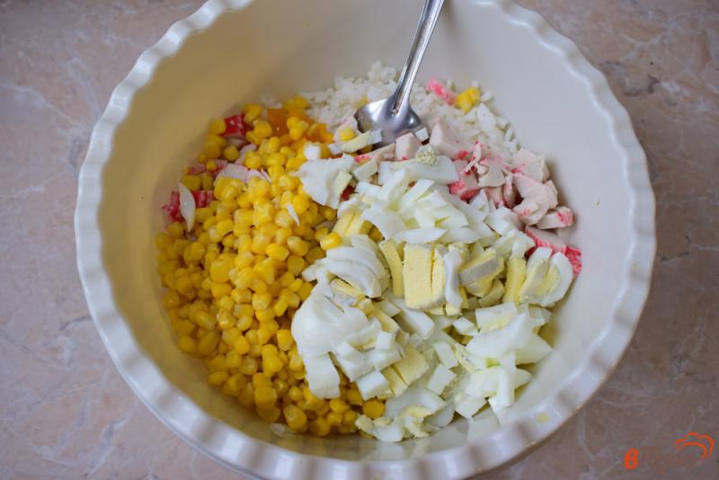 Фото приготовление рецепта: Рисовый салат с кукурузой и крабовыми палочками шаг №3