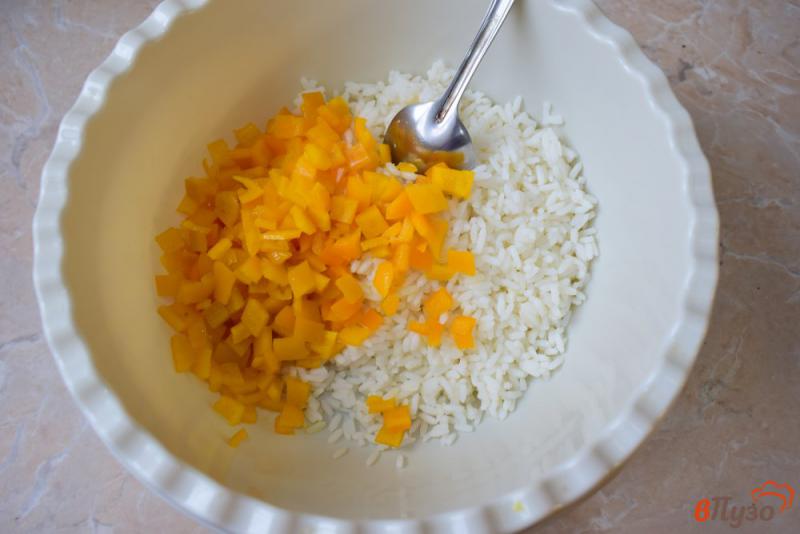 Фото приготовление рецепта: Рисовый салат с кукурузой и крабовыми палочками шаг №2