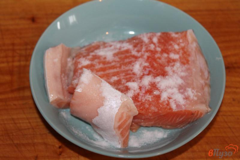 Фото приготовление рецепта: Засол красной рыбы в зелени на бутерброды шаг №2