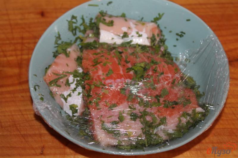 Фото приготовление рецепта: Засол красной рыбы в зелени на бутерброды шаг №4