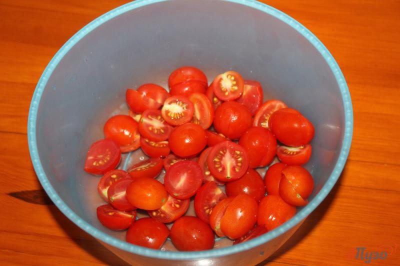 Фото приготовление рецепта: Салат из помидоров черри, лука и соленого огурца шаг №1