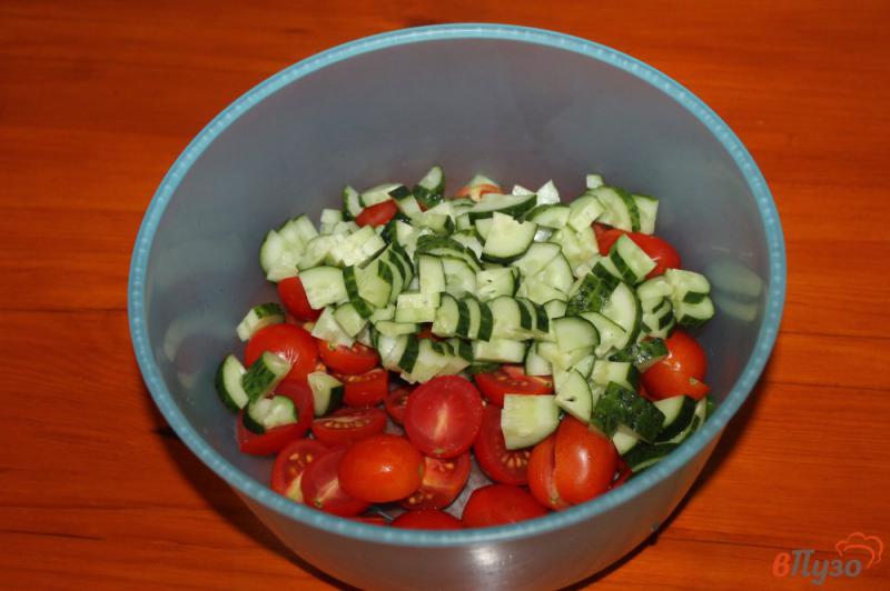 Фото приготовление рецепта: Салат из помидоров черри, лука и соленого огурца шаг №2