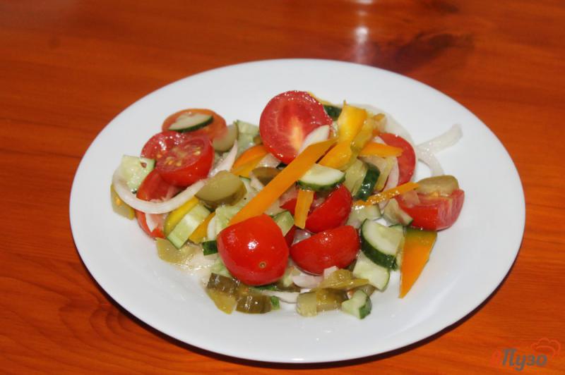 Фото приготовление рецепта: Салат из помидоров черри, лука и соленого огурца шаг №5