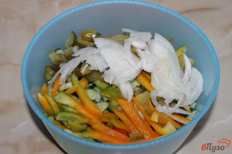 Фото приготовление рецепта: Салат из помидоров черри, лука и соленого огурца шаг №4
