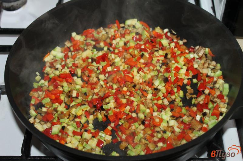 Фото приготовление рецепта: Спагетти с овощным соусом и сыром шаг №2