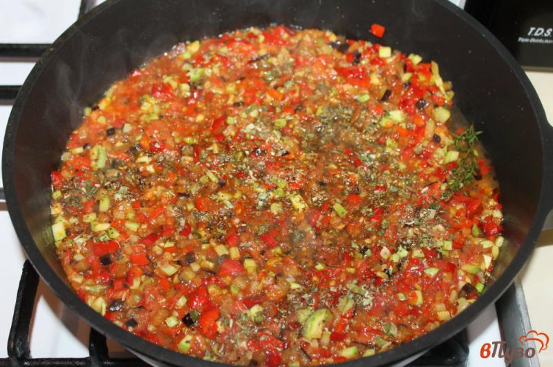 Фото приготовление рецепта: Спагетти с овощным соусом и сыром шаг №3