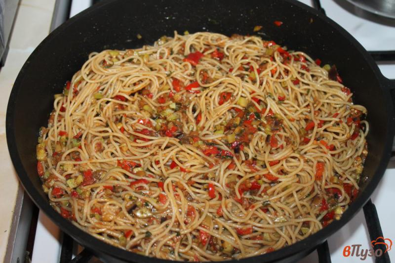 Фото приготовление рецепта: Спагетти с овощным соусом и сыром шаг №4