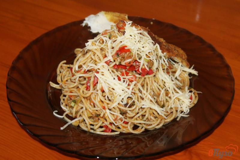 Фото приготовление рецепта: Спагетти с овощным соусом и сыром шаг №5