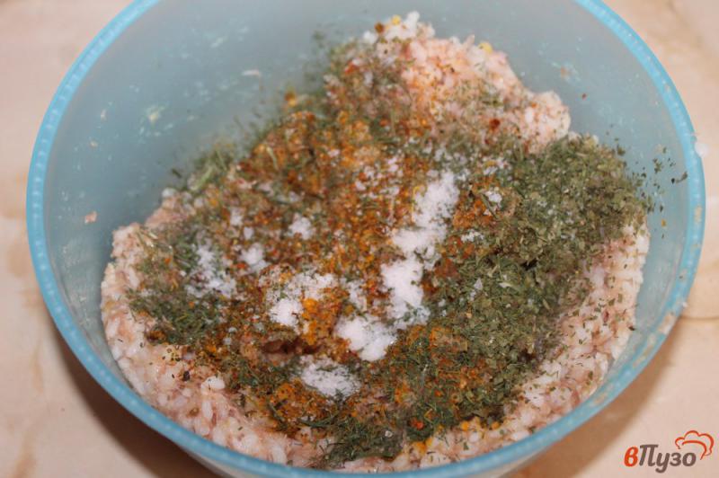 Фото приготовление рецепта: Тефтели с куриным фаршем перцем и баклажаном шаг №2
