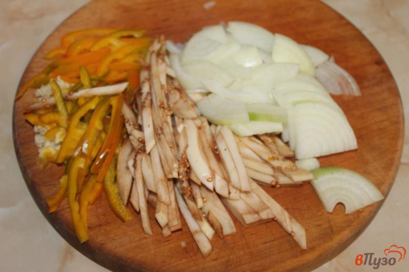 Фото приготовление рецепта: Тефтели с куриным фаршем перцем и баклажаном шаг №4