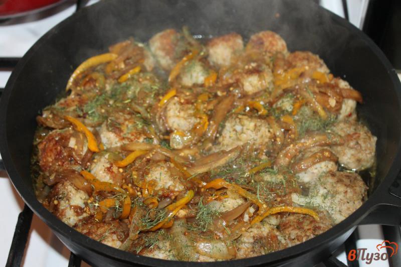 Фото приготовление рецепта: Тефтели с куриным фаршем перцем и баклажаном шаг №6