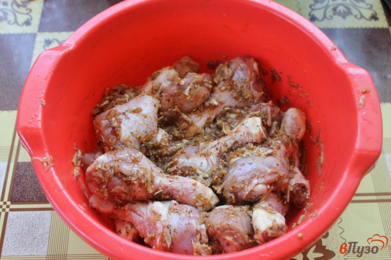 Фото приготовление рецепта: Куриные голени в луково - горчичном маринаде шаг №4