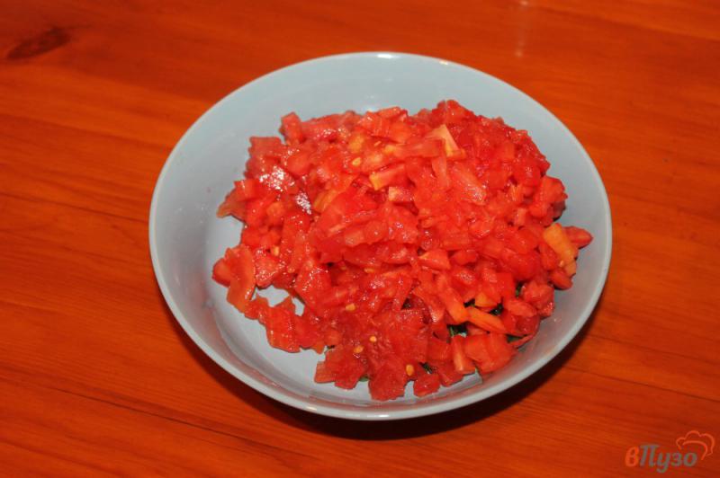 Фото приготовление рецепта: Брускетта с двумя видами помидор и травами шаг №3