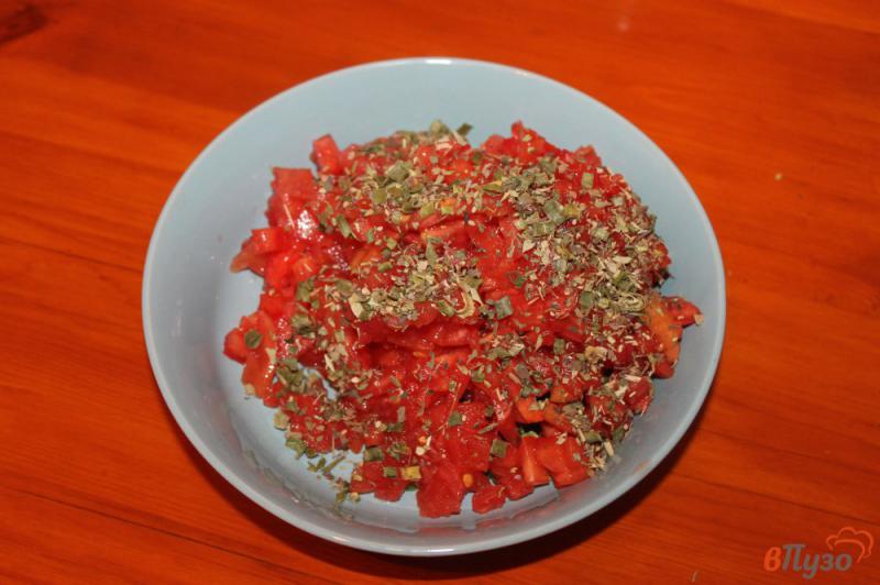 Фото приготовление рецепта: Брускетта с двумя видами помидор и травами шаг №4