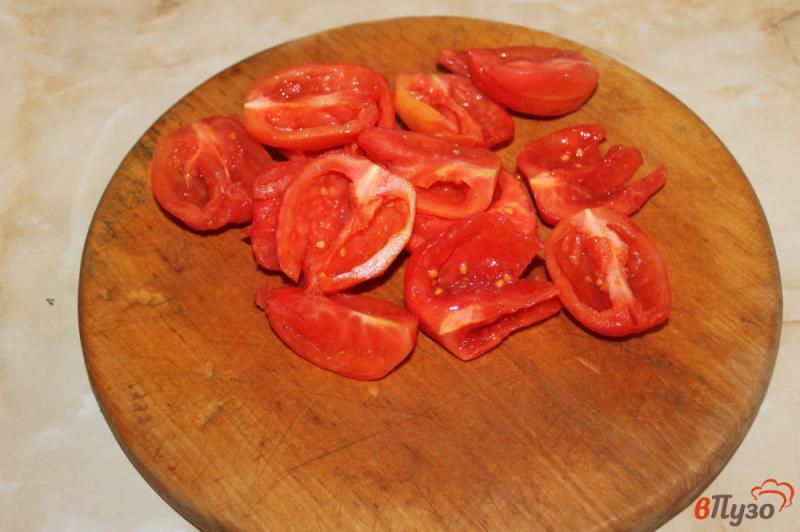 Фото приготовление рецепта: Брускетта с двумя видами помидор и травами шаг №2