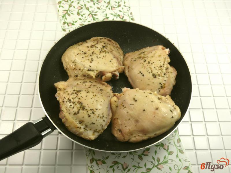 Фото приготовление рецепта: Куриные бедра в соусе из йогурта и творожного сыра шаг №1