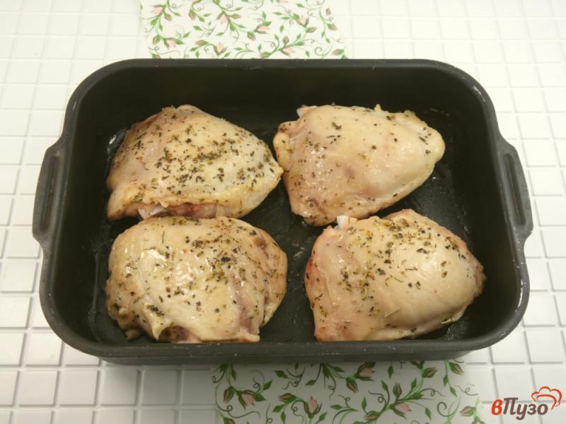 Фото приготовление рецепта: Куриные бедра в соусе из йогурта и творожного сыра шаг №2