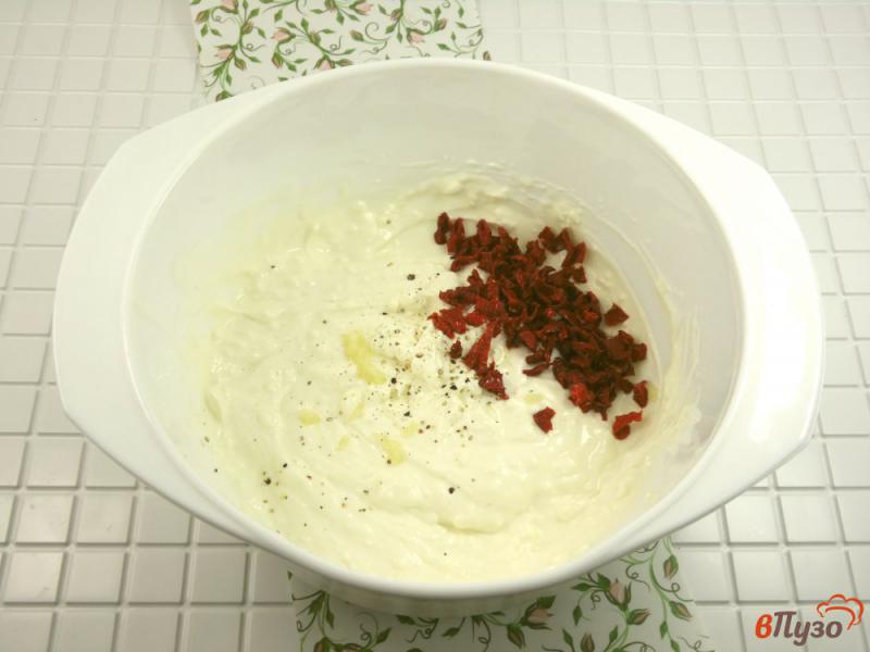 Фото приготовление рецепта: Куриные бедра в соусе из йогурта и творожного сыра шаг №4