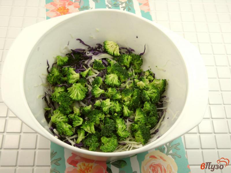 Фото приготовление рецепта: Салат из трех видов капусты шаг №3
