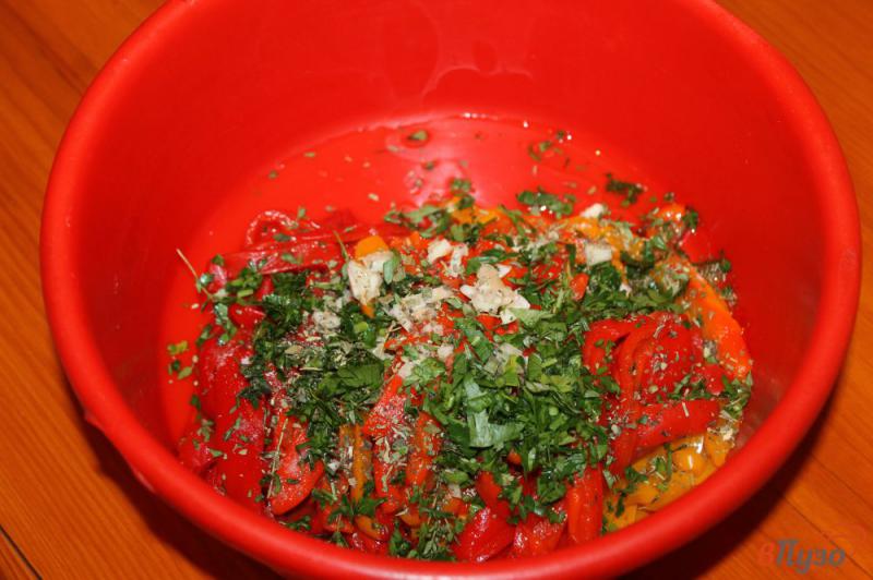 Фото приготовление рецепта: Салат из печеного перца с тимьяном и чесноком шаг №4
