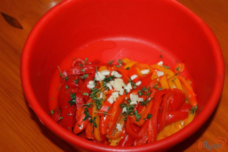 Фото приготовление рецепта: Салат из печеного перца с тимьяном и чесноком шаг №3