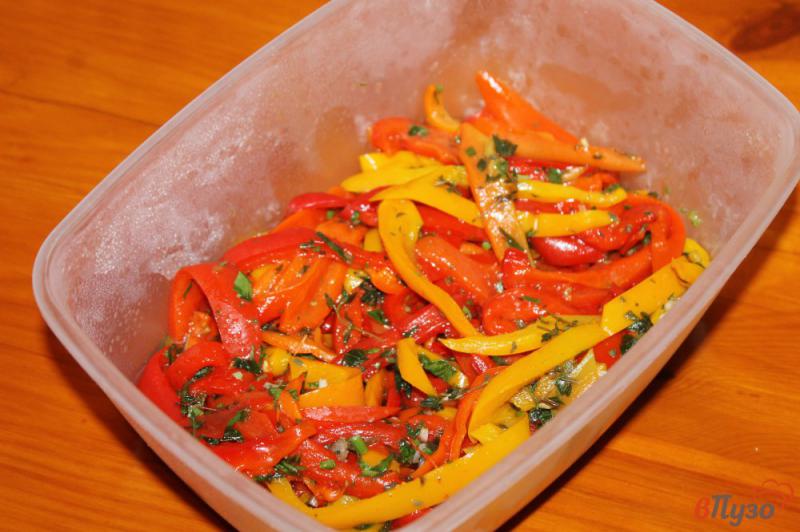 Фото приготовление рецепта: Салат из печеного перца с тимьяном и чесноком шаг №5