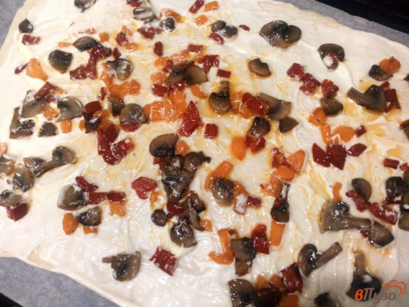 Фото приготовление рецепта: Пицца на слоеном тесте с колбасными изделиями и шампиньонами шаг №5