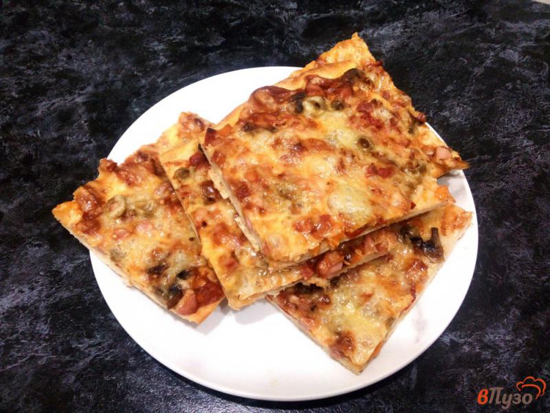 Фото приготовление рецепта: Пицца на слоеном тесте с колбасными изделиями и шампиньонами шаг №9
