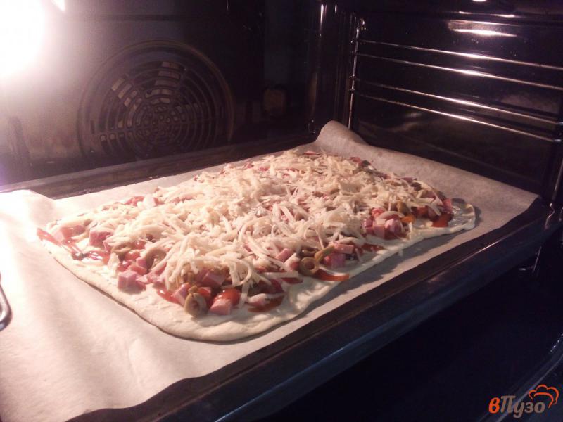 Фото приготовление рецепта: Пицца на слоеном тесте с колбасными изделиями и шампиньонами шаг №8