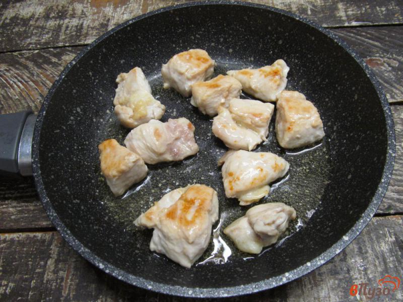 Фото приготовление рецепта: Сочное филе курицы в сметанном соусе шаг №3