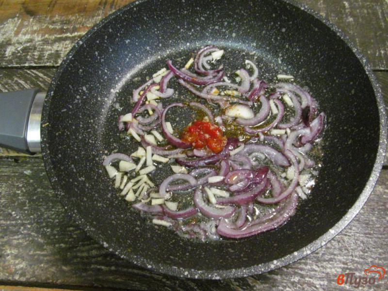 Фото приготовление рецепта: Теплый салат из куриной печени с редисом шаг №1