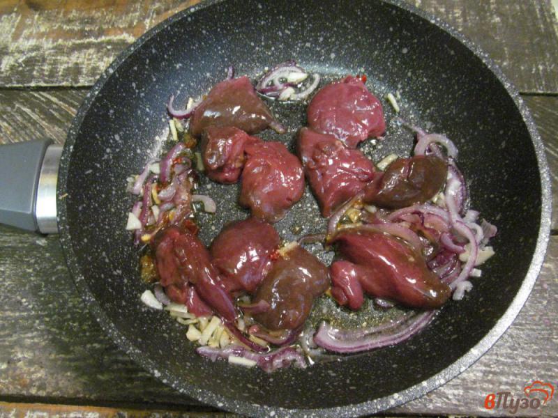Фото приготовление рецепта: Теплый салат из куриной печени с редисом шаг №2