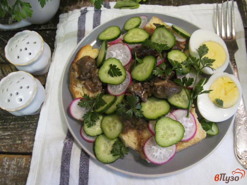 Фото приготовление рецепта: Теплый салат из куриной печени с редисом шаг №5