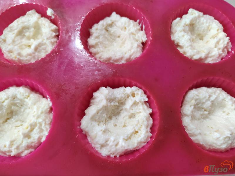 Фото приготовление рецепта: Творожные кексы с вареной сгущенкой шаг №3