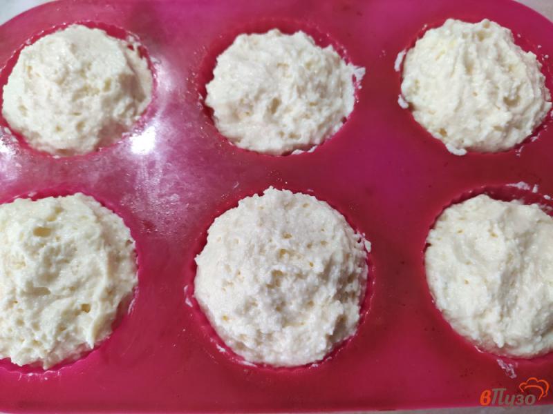 Фото приготовление рецепта: Творожные кексы с вареной сгущенкой шаг №5