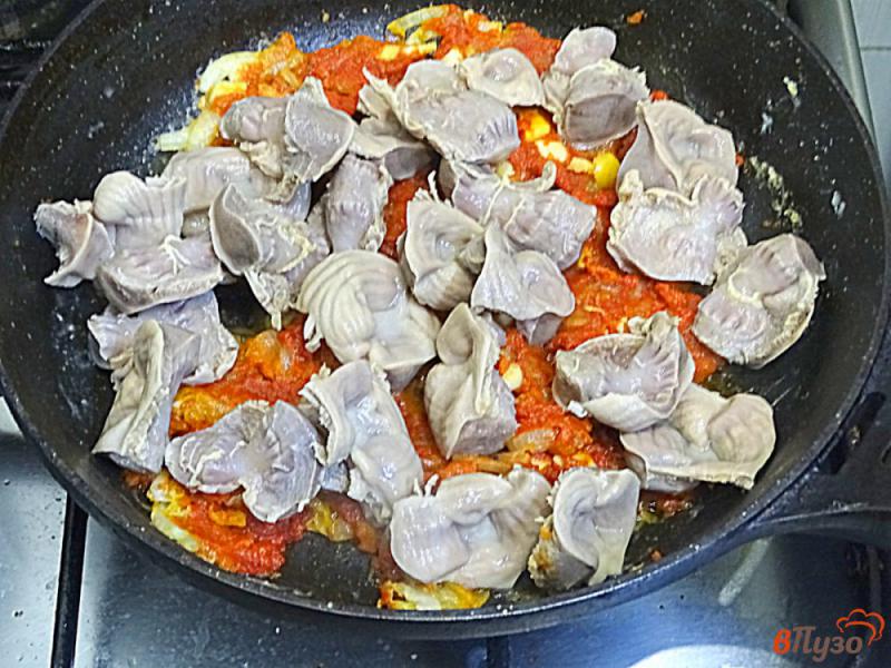 Фото приготовление рецепта: Куриные желудки в остром томатном соусе шаг №6