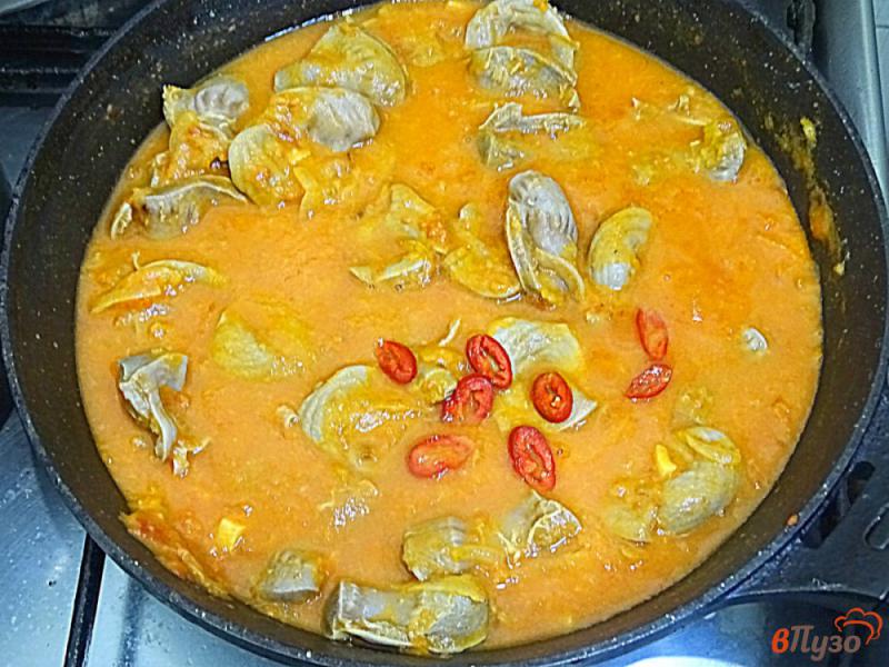 Фото приготовление рецепта: Куриные желудки в остром томатном соусе шаг №8