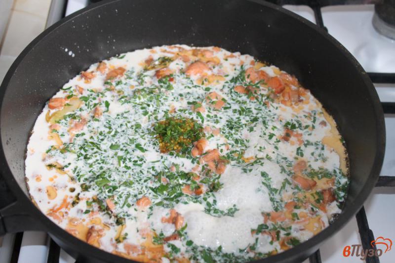 Фото приготовление рецепта: Спагетти со сливочно - горчичным соусом и лососем шаг №4
