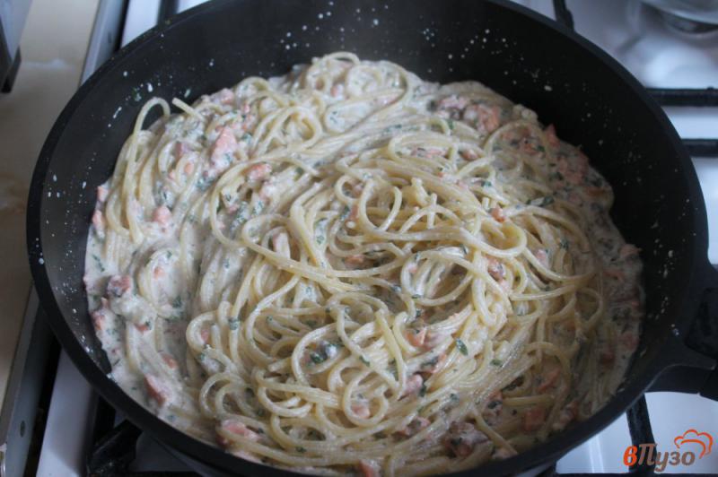 Фото приготовление рецепта: Спагетти со сливочно - горчичным соусом и лососем шаг №6
