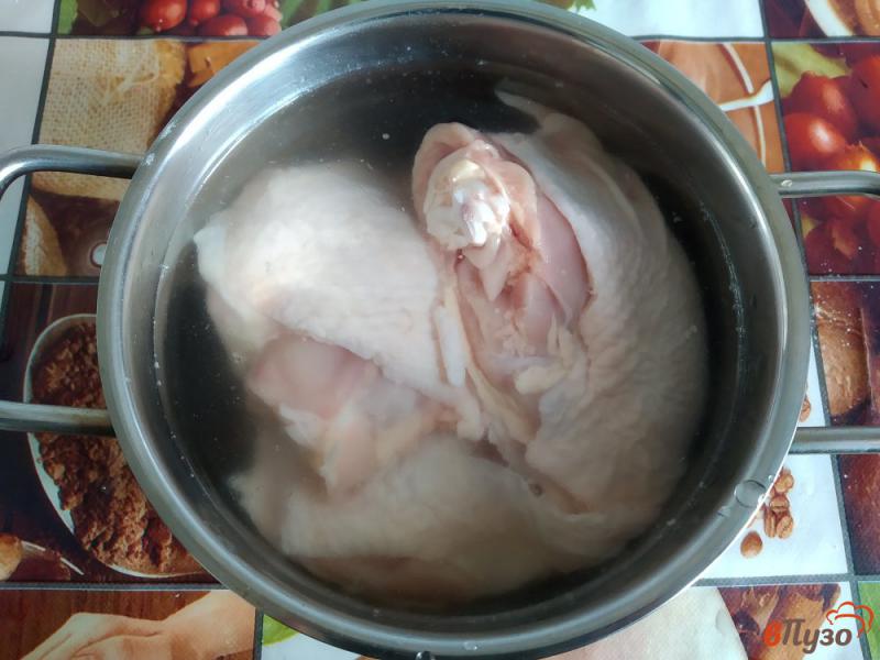 Фото приготовление рецепта: Куриные бедра в сырном соусе шаг №1