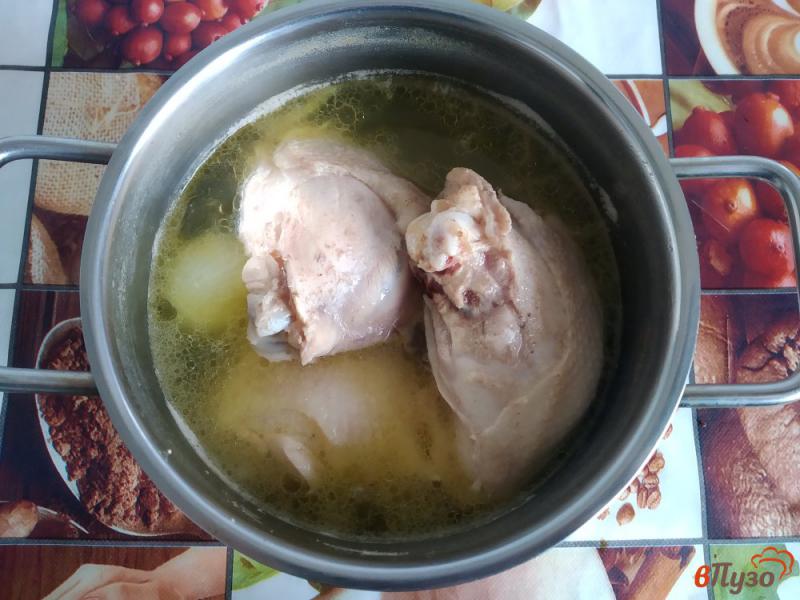 Фото приготовление рецепта: Куриные бедра в сырном соусе шаг №4