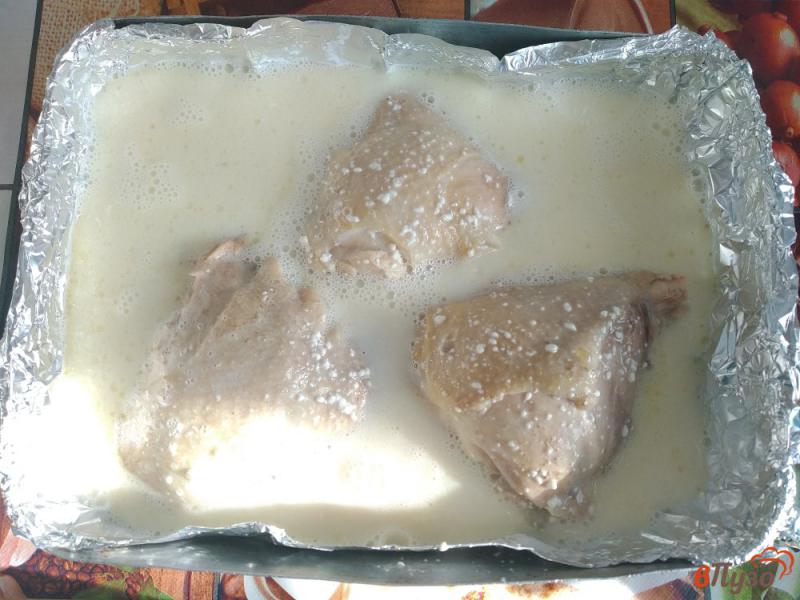 Фото приготовление рецепта: Куриные бедра в сырном соусе шаг №9