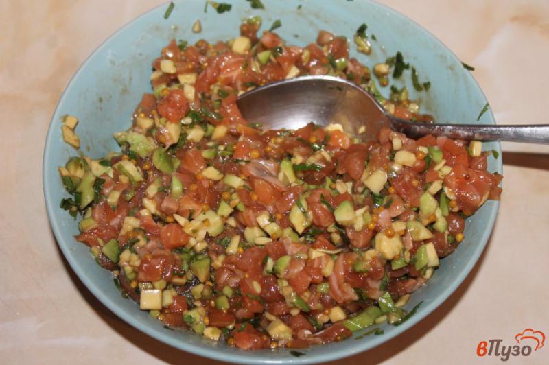 Фото приготовление рецепта: Рыбный тартар с авокадо и гренками шаг №4