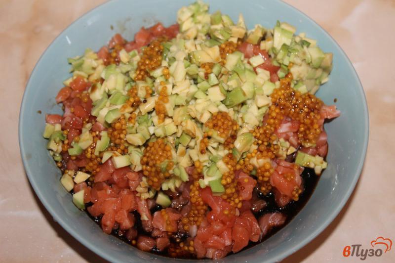 Фото приготовление рецепта: Рыбный тартар с авокадо и гренками шаг №3