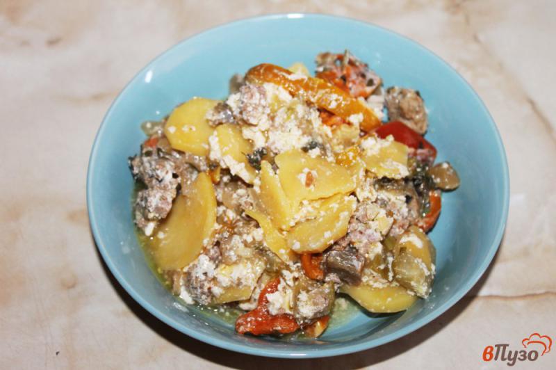 Фото приготовление рецепта: Картофель с овощами и свининой в духовке шаг №9