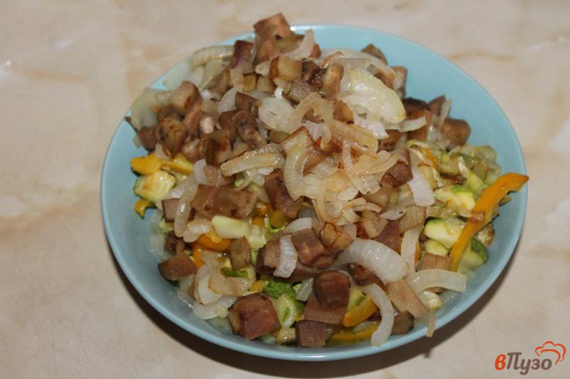 Фото приготовление рецепта: Картофель с овощами и свининой в духовке шаг №4