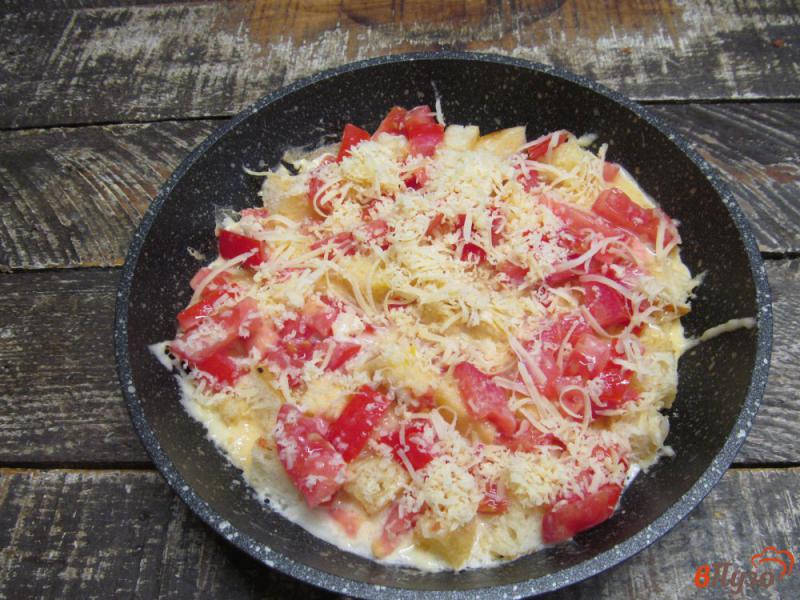 Фото приготовление рецепта: Омлет с сухариками и помидором шаг №4