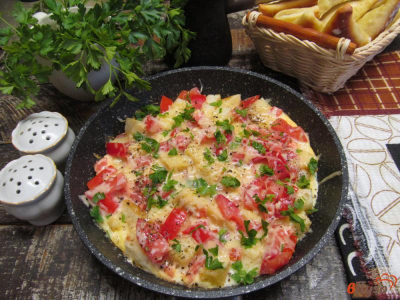 Фото приготовление рецепта: Омлет с сухариками и помидором шаг №5