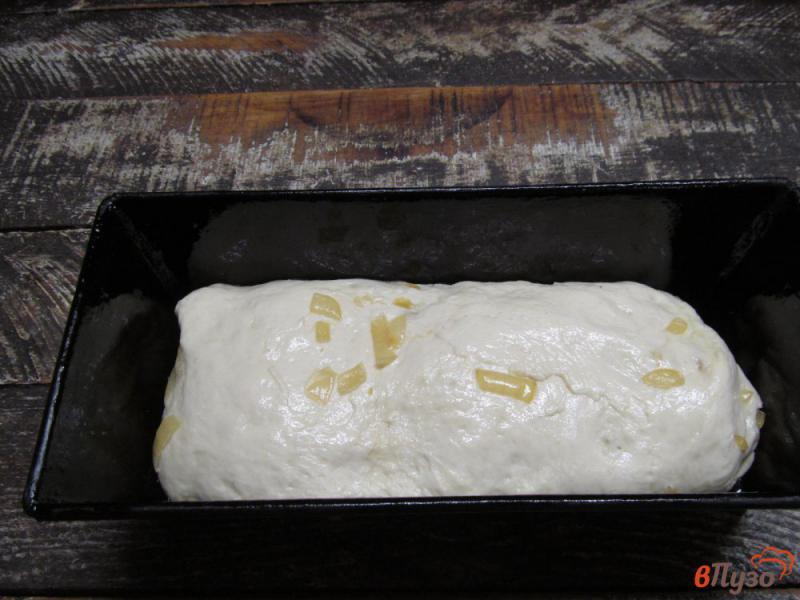 Фото приготовление рецепта: Белый хлеб на меде с жареным луком шаг №7
